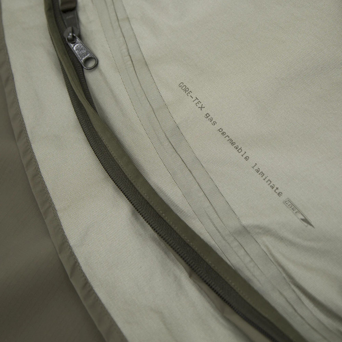 Carinthia Biwaksack Expedition Cover Gore olive Reissverschluss links